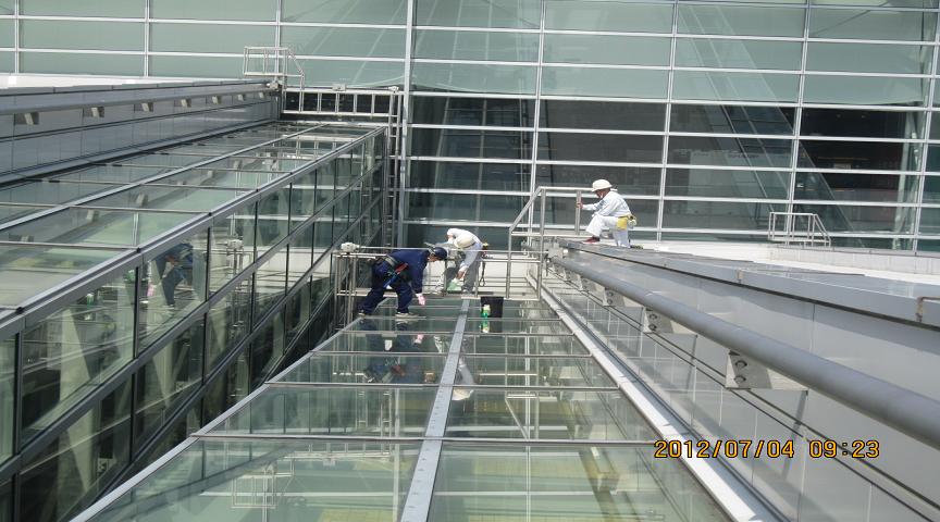 中部国際空港国際線・国内線通路外部光触媒施工