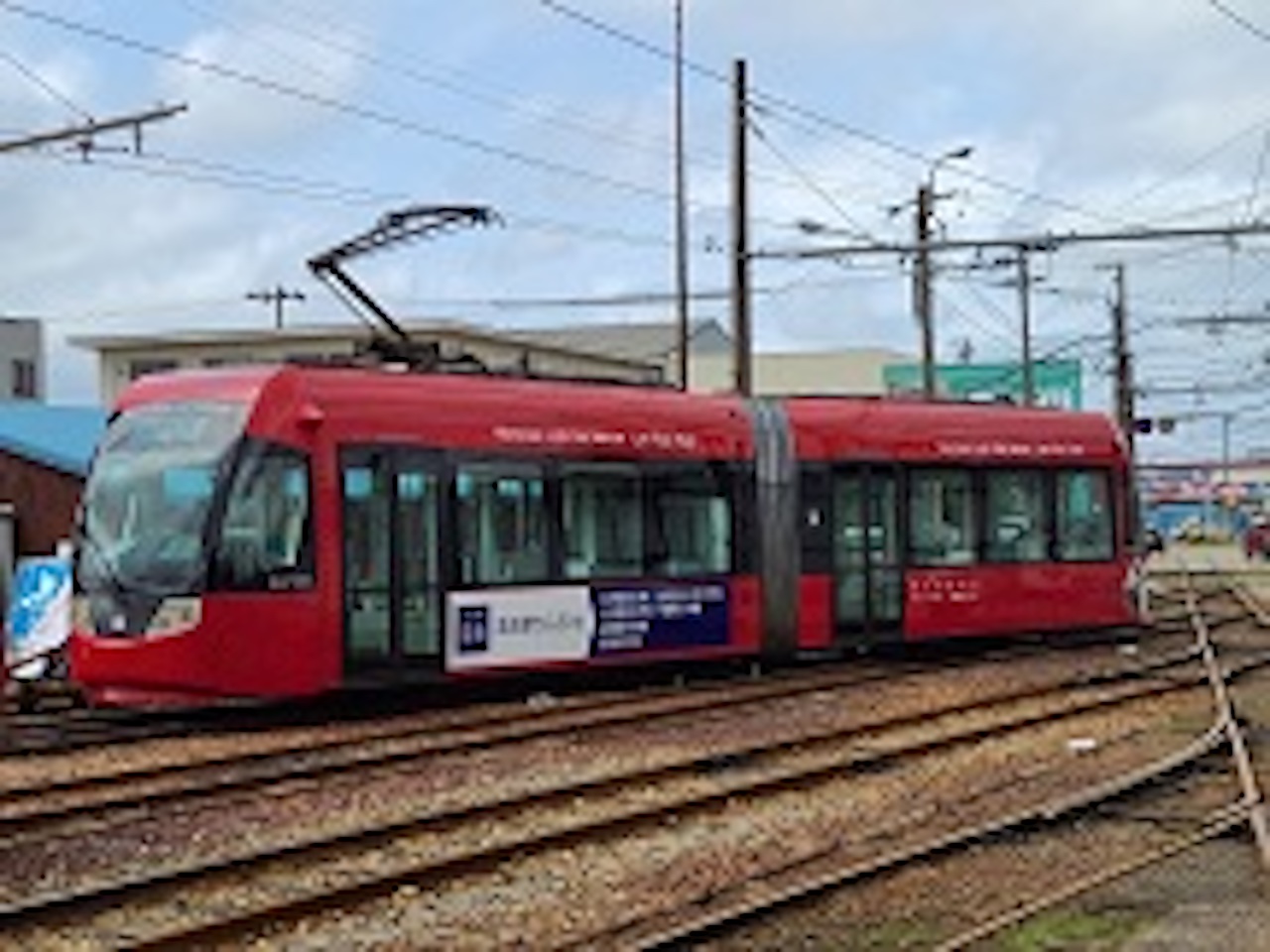 路面電車内光触媒施工。つり革・ガラス天井・手摺・料金箱等