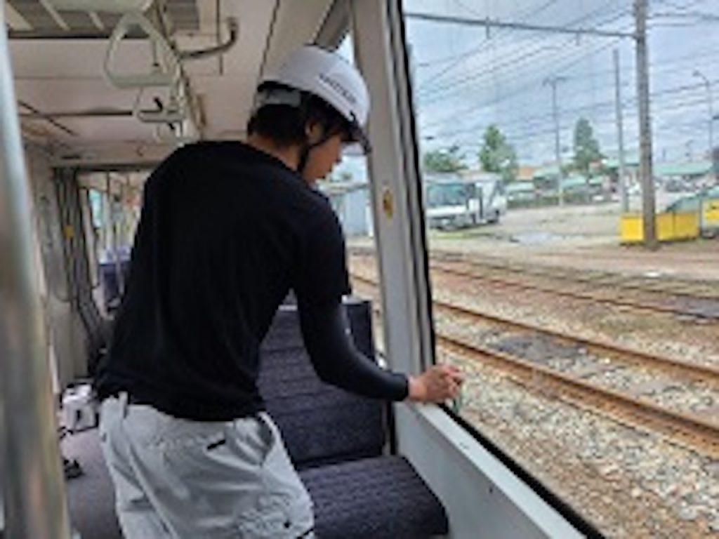 路面電車内光触媒施工。つり革・ガラス天井・手摺・料金箱等