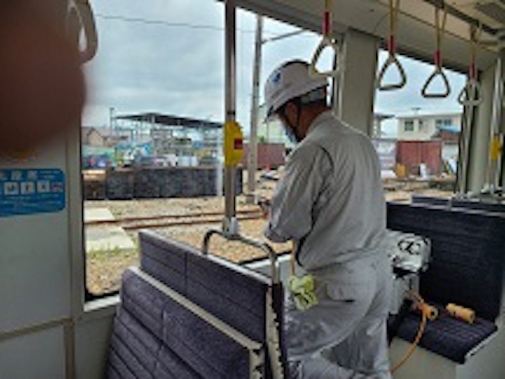 路面電車内光触媒施工。つり革・ガラス天井・手摺・料金箱等